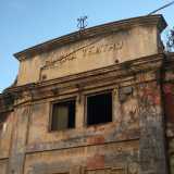 Si riconosce per la scritta �Cinema teatro� con le lettere in rilievo che ancora svetta sulla sua facciata